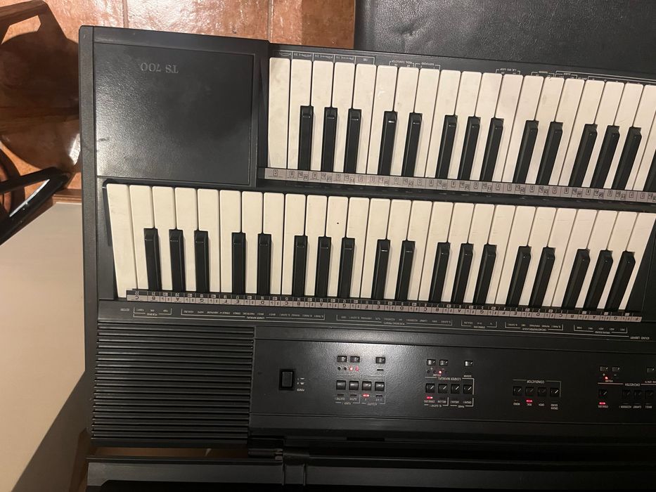 Órgão digital Farfisa c/ banco