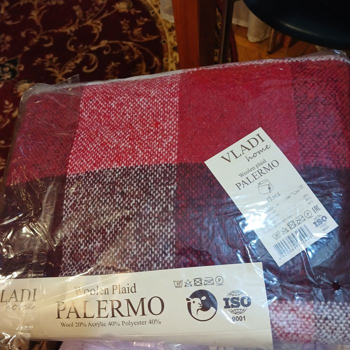 Чудовий подарунок.  Плед новий