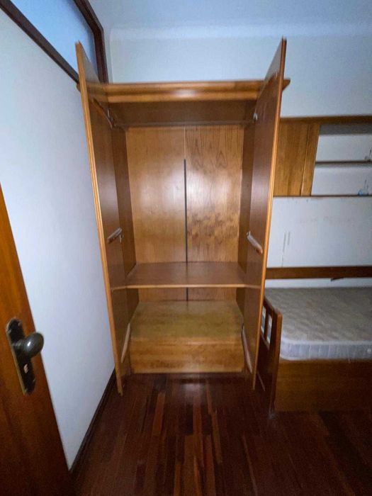 Quarto de solteiro com mobiliário completo