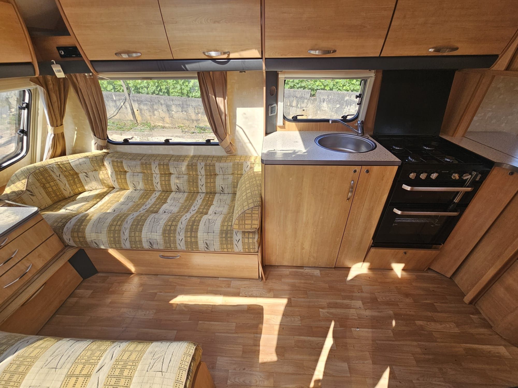 Caravana 4 dormidas com quarto e cama fixa