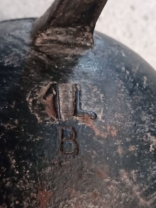 Panela de ferro forjado antiga para aquecer sobre a lenha