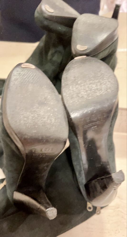 Botas em camurça preta de salto pelo joelho