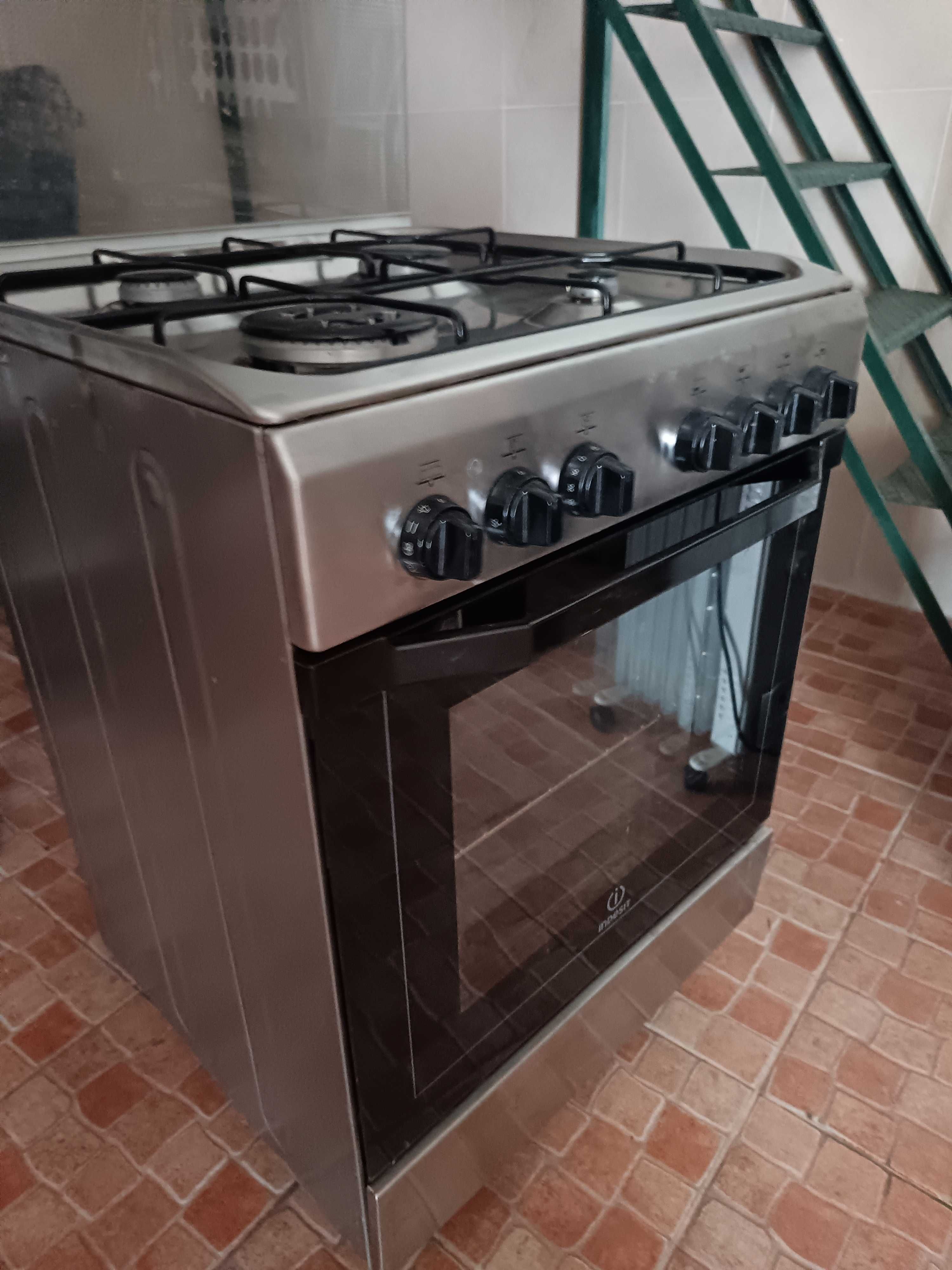 Fogão a gás Indesit em excelente estado