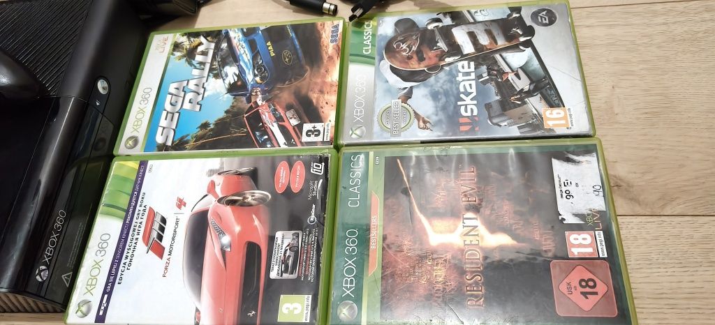 Xbox 360 E 4gb 4 gry pad