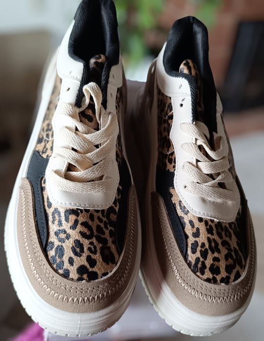 Tênis compensados camel e animal print 
N40