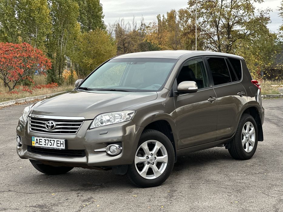 Продам Toyota RAV4 2011 год