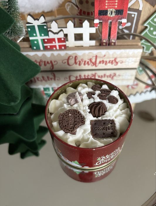 Świeczka w metalowej puszce