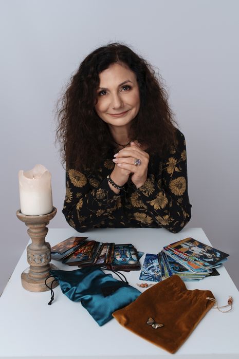 Wróżka Izabela. Tarot. Skorzystaj z magii i mądrości kart.