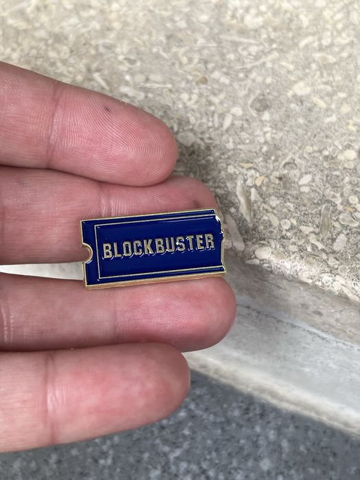 Pin Estilo “Blockbuster” - Novo, Selado