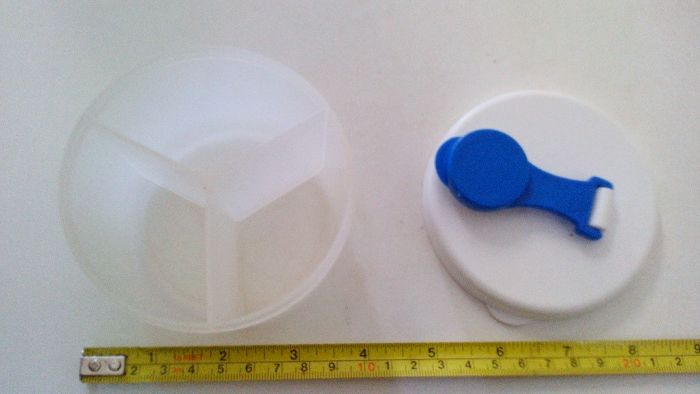 Doseador para medicamentos ou produtos alimentares tripartido