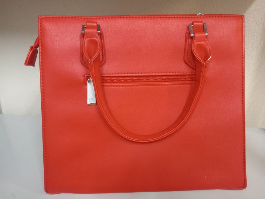 Mala vermelha nunca antes utilizada