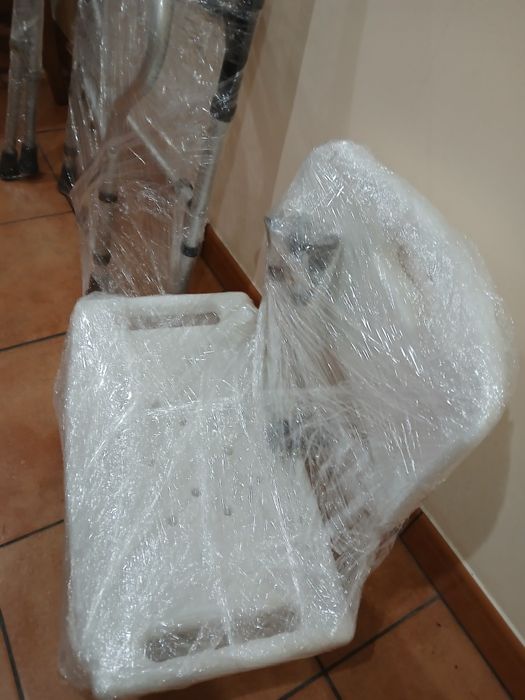 Vendo andarilho, muletas e banco de banho.