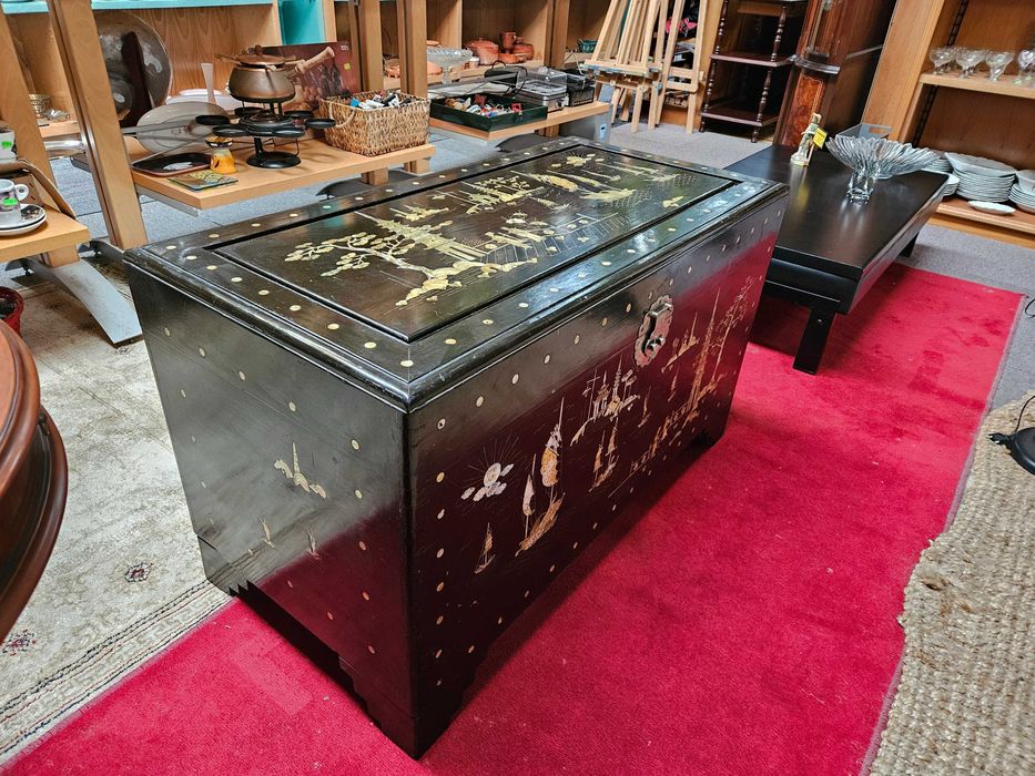 ARCA ORIENTAL EM CÂNFORA - Com ricos motivos decorativos