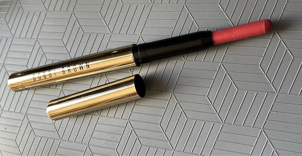 Bobbi Brown Luxe Defining Lipstick kolor Waterlilly