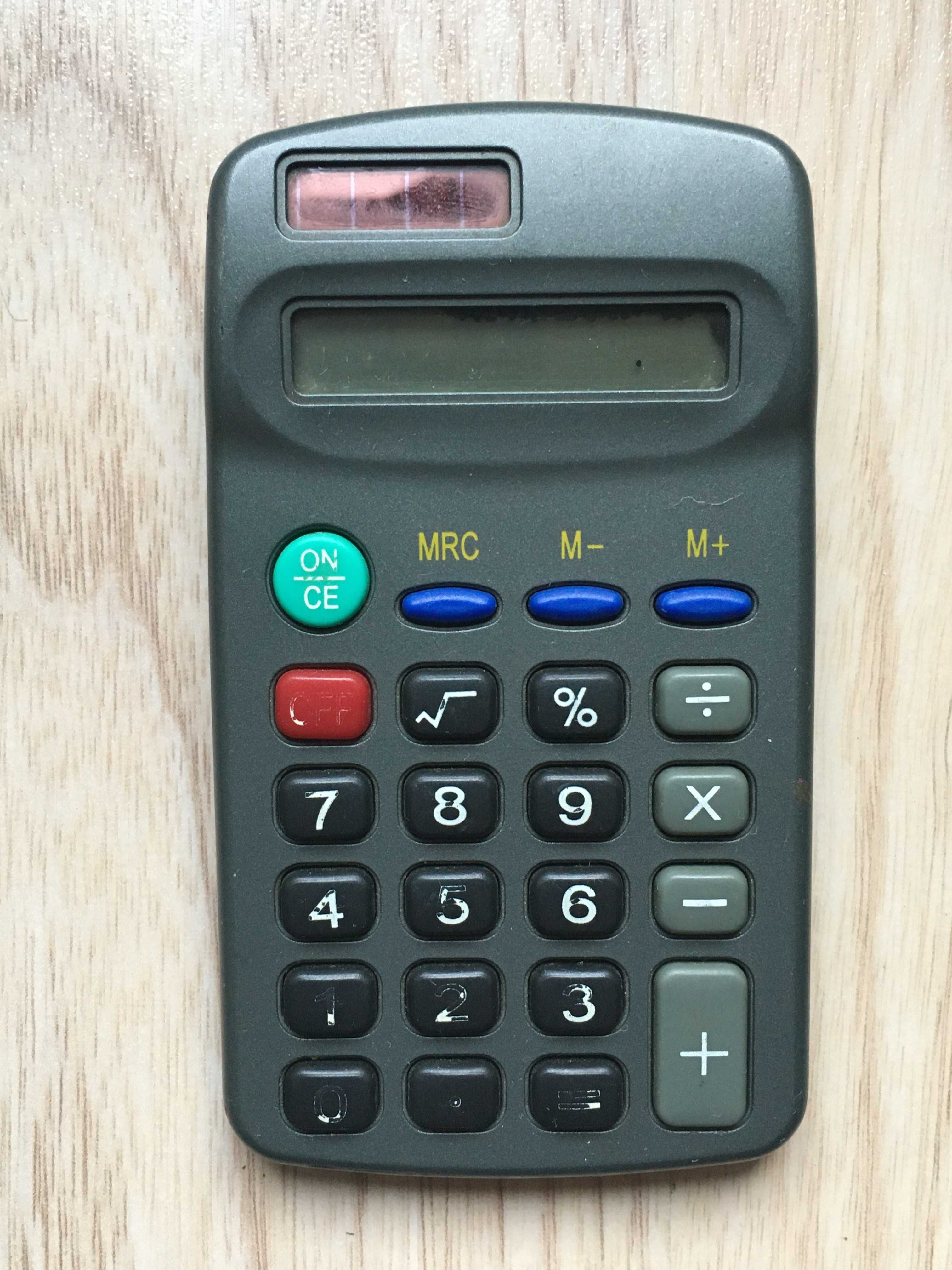 Kalkulator kieszonkowy do obliczeń niewielki na baterie AA sprawny