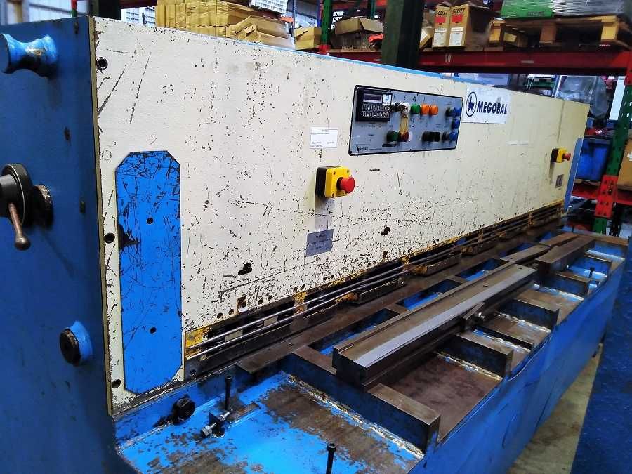 Mavipal | GUILHOTINA HIDRÁULICA MEGOBAL GHE 2504