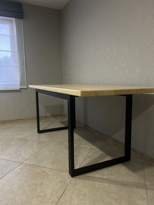 Стіл,деревʼяний,жилізні ніжки