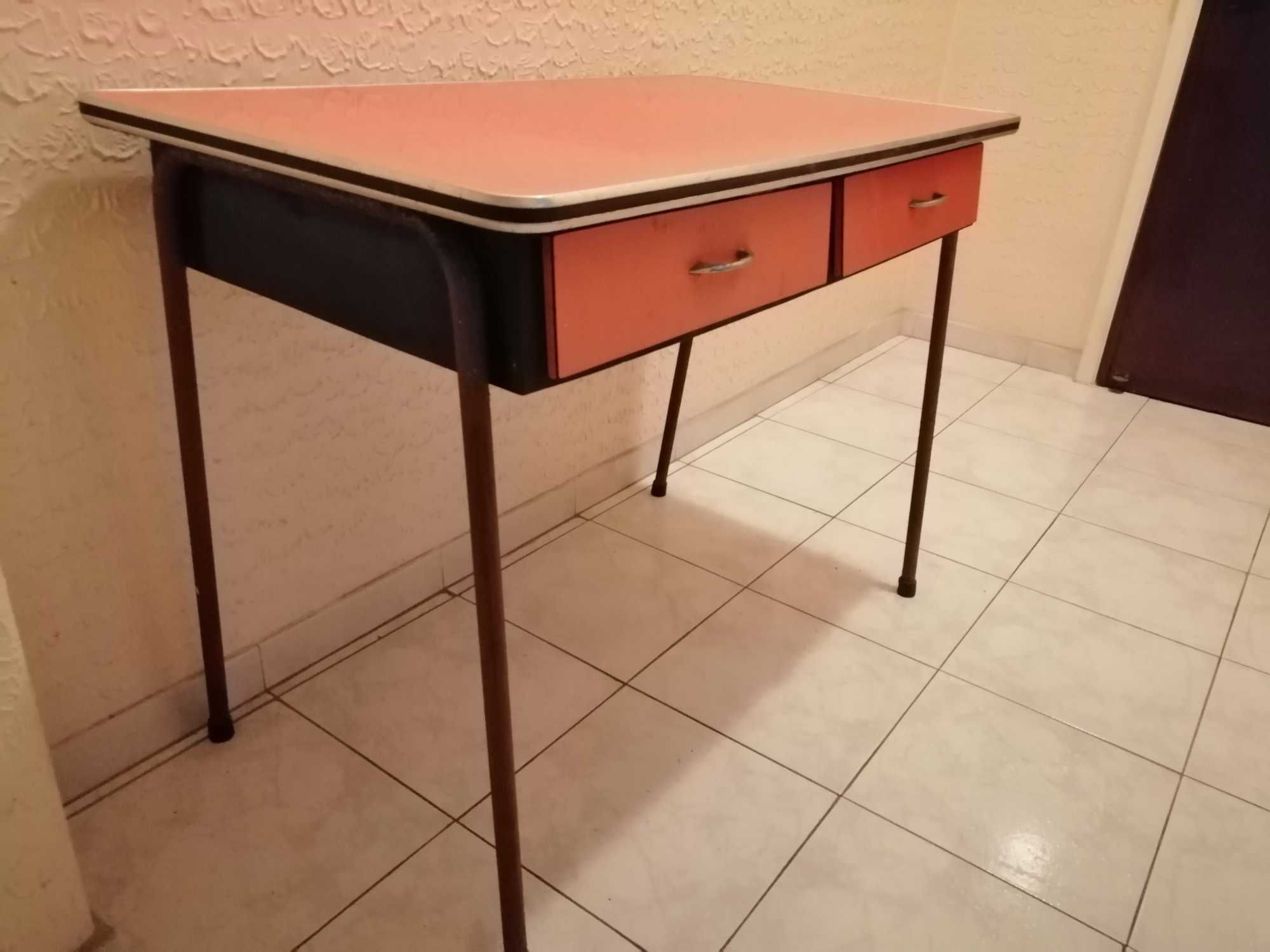 Mobílias, cama, roupeiro e mesas