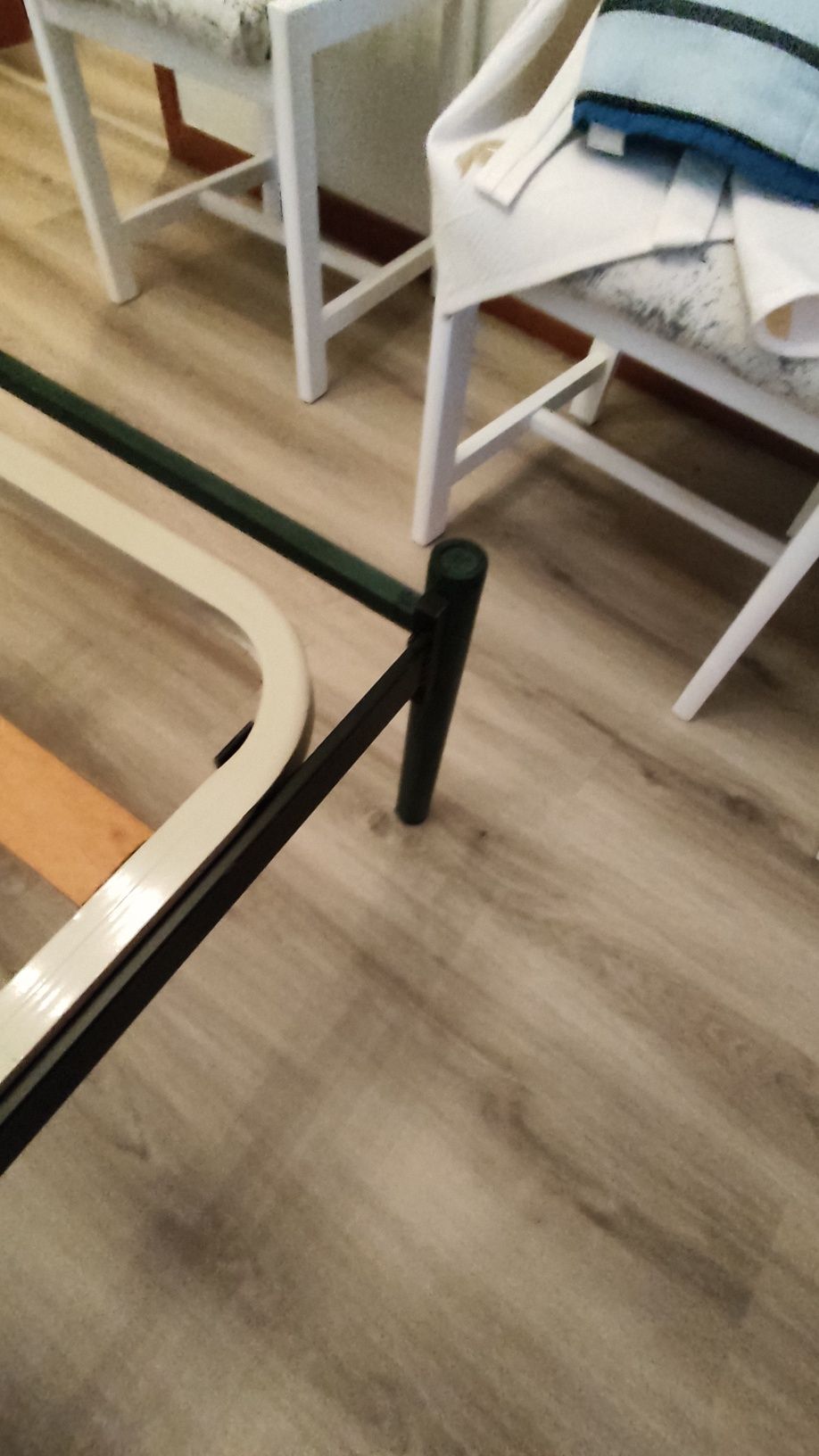 Cama de ferro com estrado