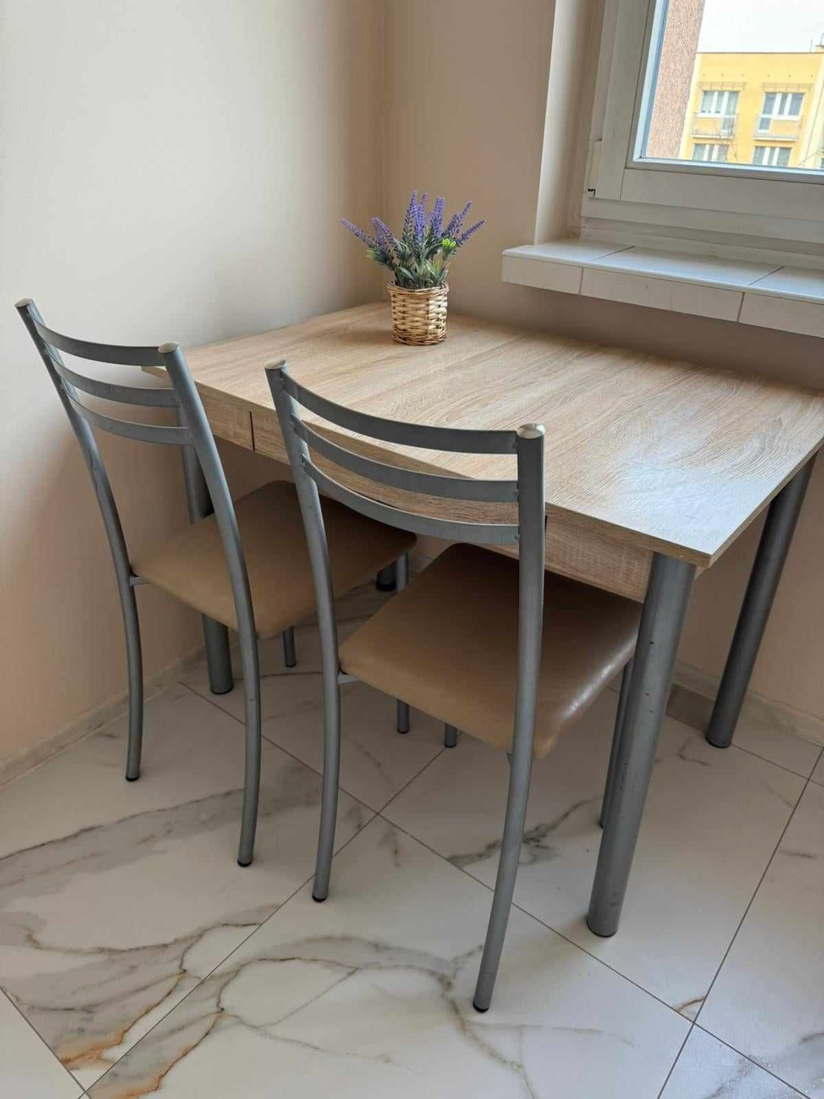 Stół kuchenny z dwoma krzesłami
