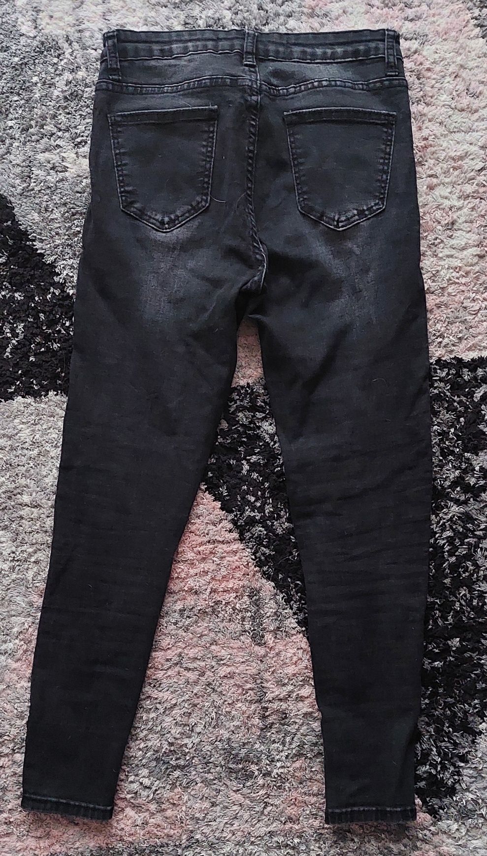 Czarne jeans z lycrą z przetarciami
