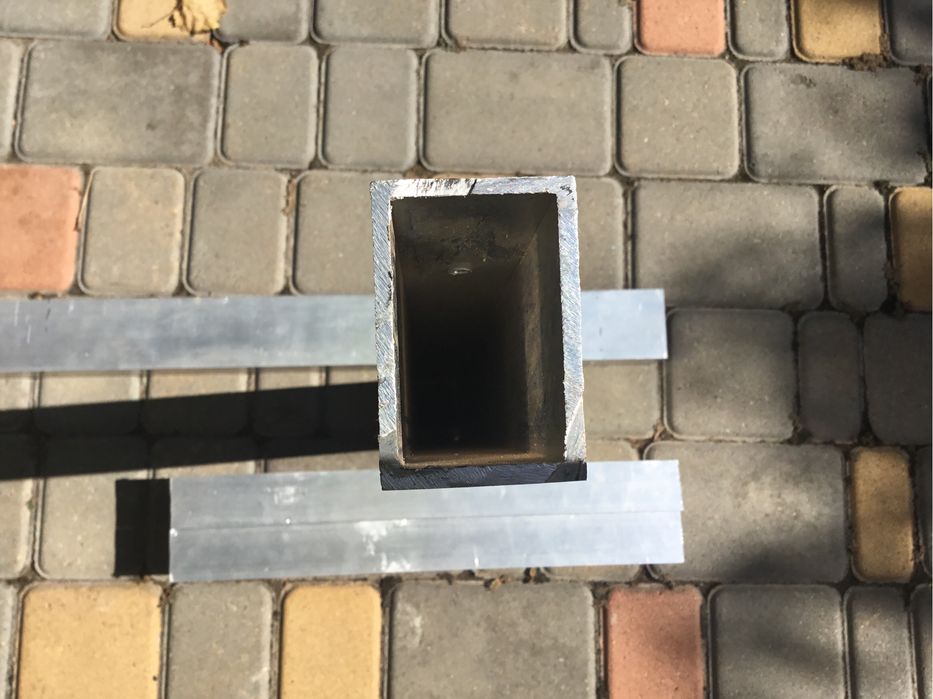 Обрезки прямоугольной толстостенной алюминиевой трубы 40 и 60 см