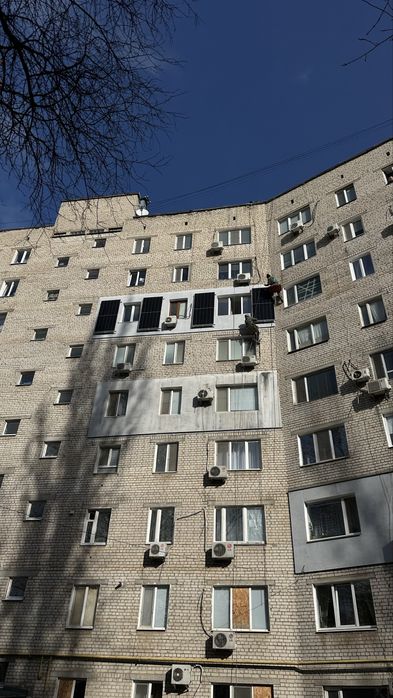 Монтаж солнечных панелей на фасаде и на крышах дома Высотные работы