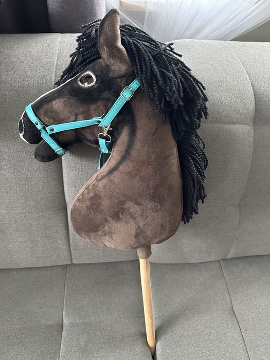 Hobby horse, konik na kiju, kolor gniady (brązowy)