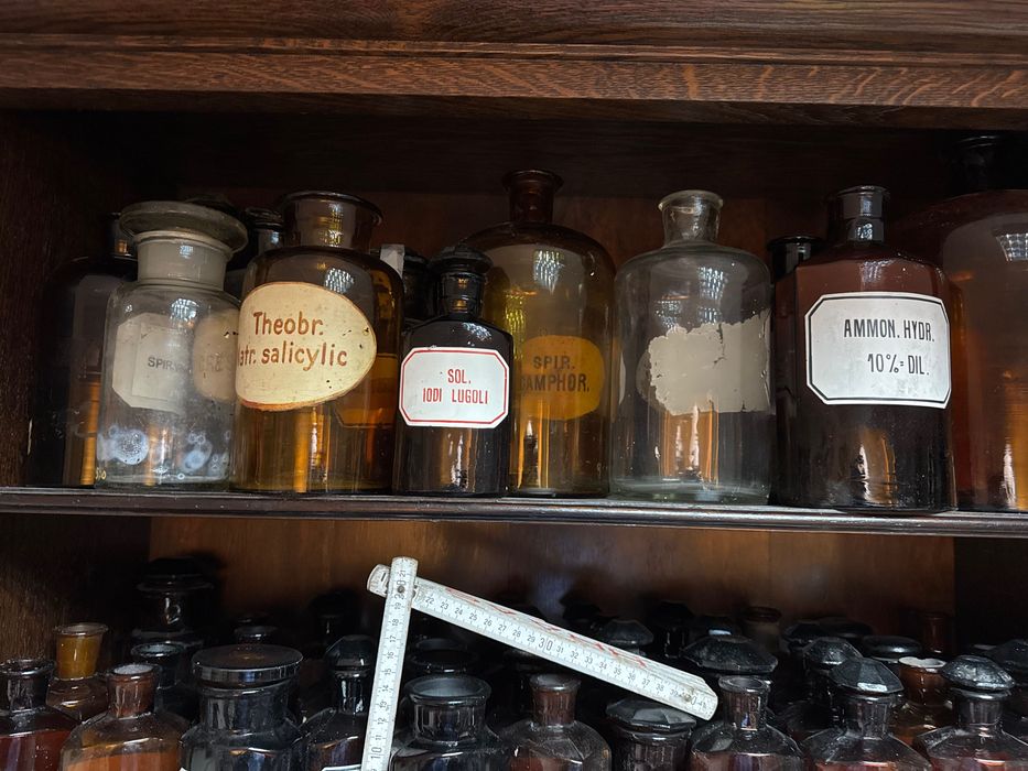 Stare butelki słoiki apteczne