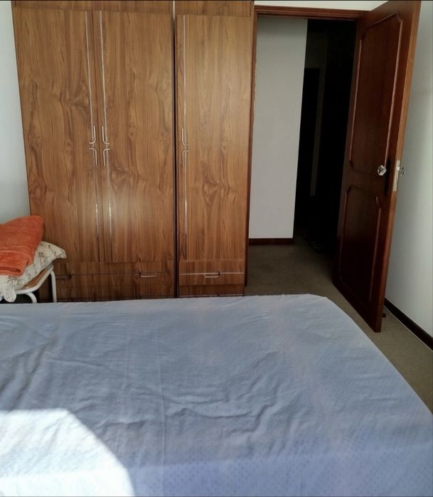 Alugo quarto de solteiro