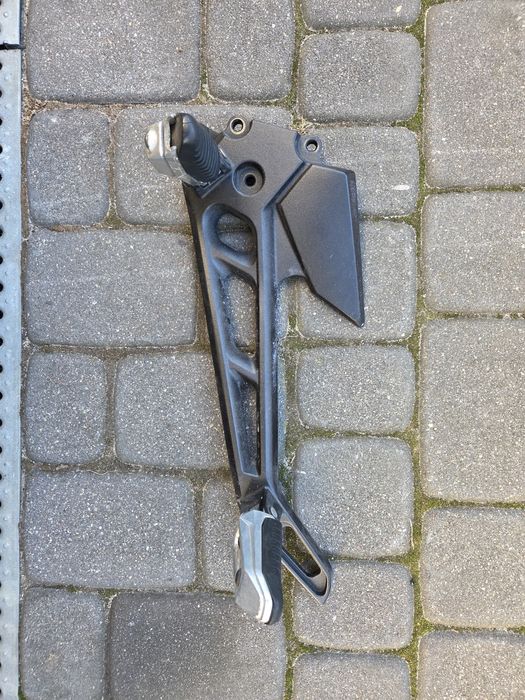 Set podnóżek lewy suzuki gsr 600