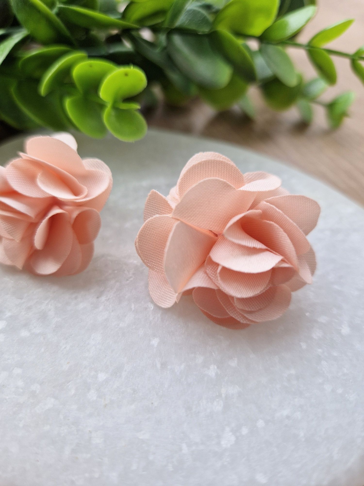 Różowe pudrowy róż łososiowe kolczyki sztyfty nowe kwiatki