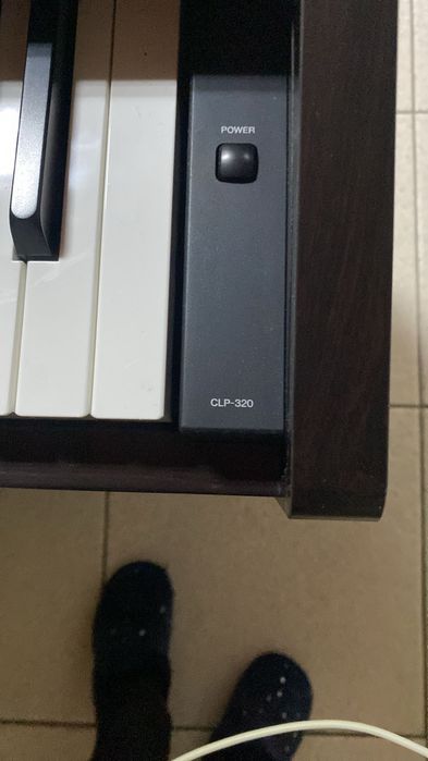 Piano Digital Yamaha Clavinova CLP-320 + Banco ajustável