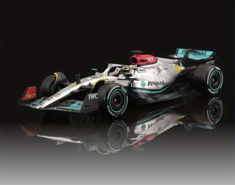 Model Burago 1:43 w akrylowej obudowie Mercedes - AMG F1 W 13 E Perfo