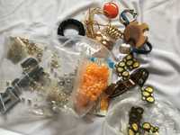 Sztuczne części biżuterii, koraliki, wisiorki, cekiny