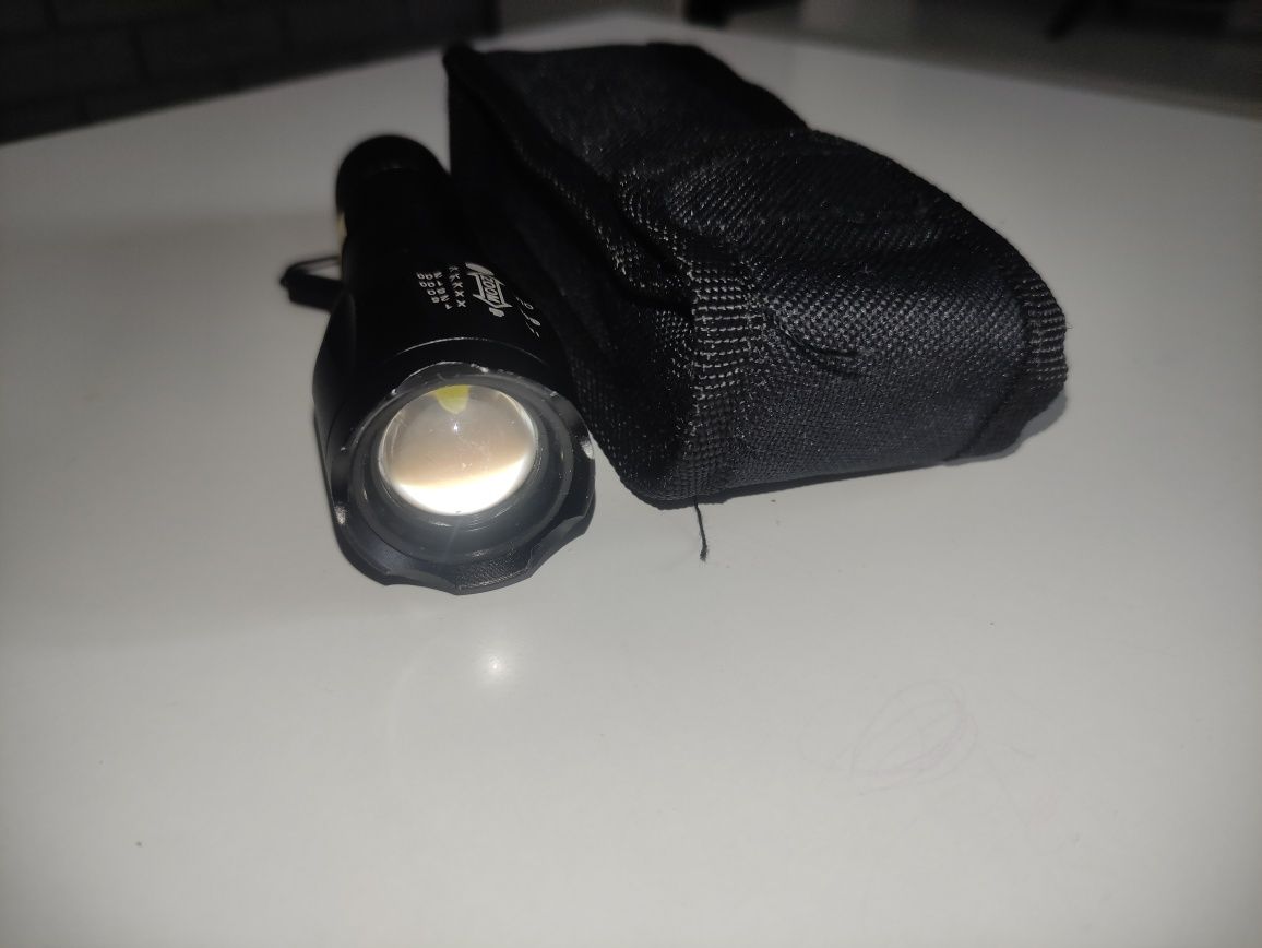Latarka taktyczna LED.