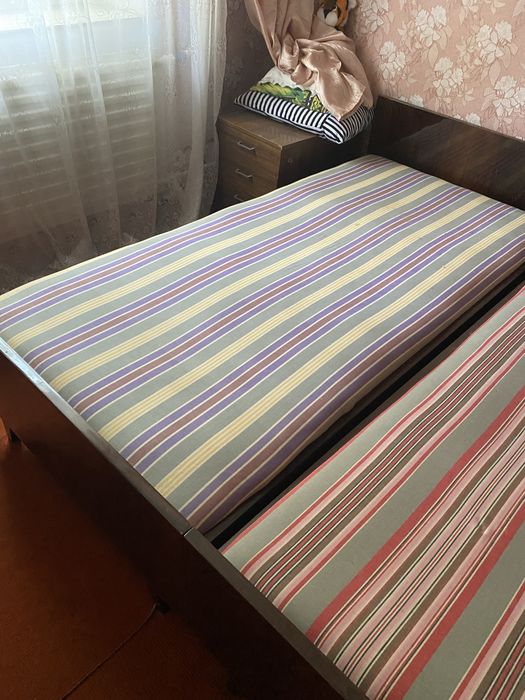 Ліжко та сервант румунські