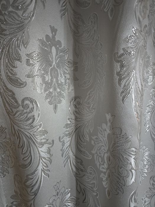 Zaslony z metra ORNAMENT SREBRNY w bieli,szer 140 cm