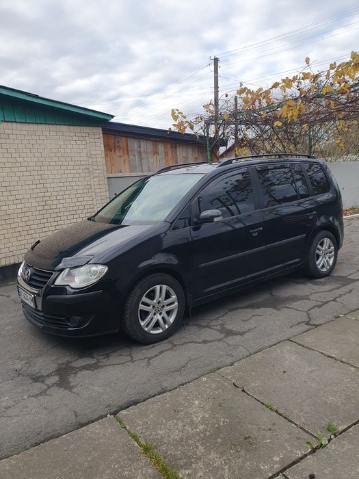 Volksvagen Touran чорний