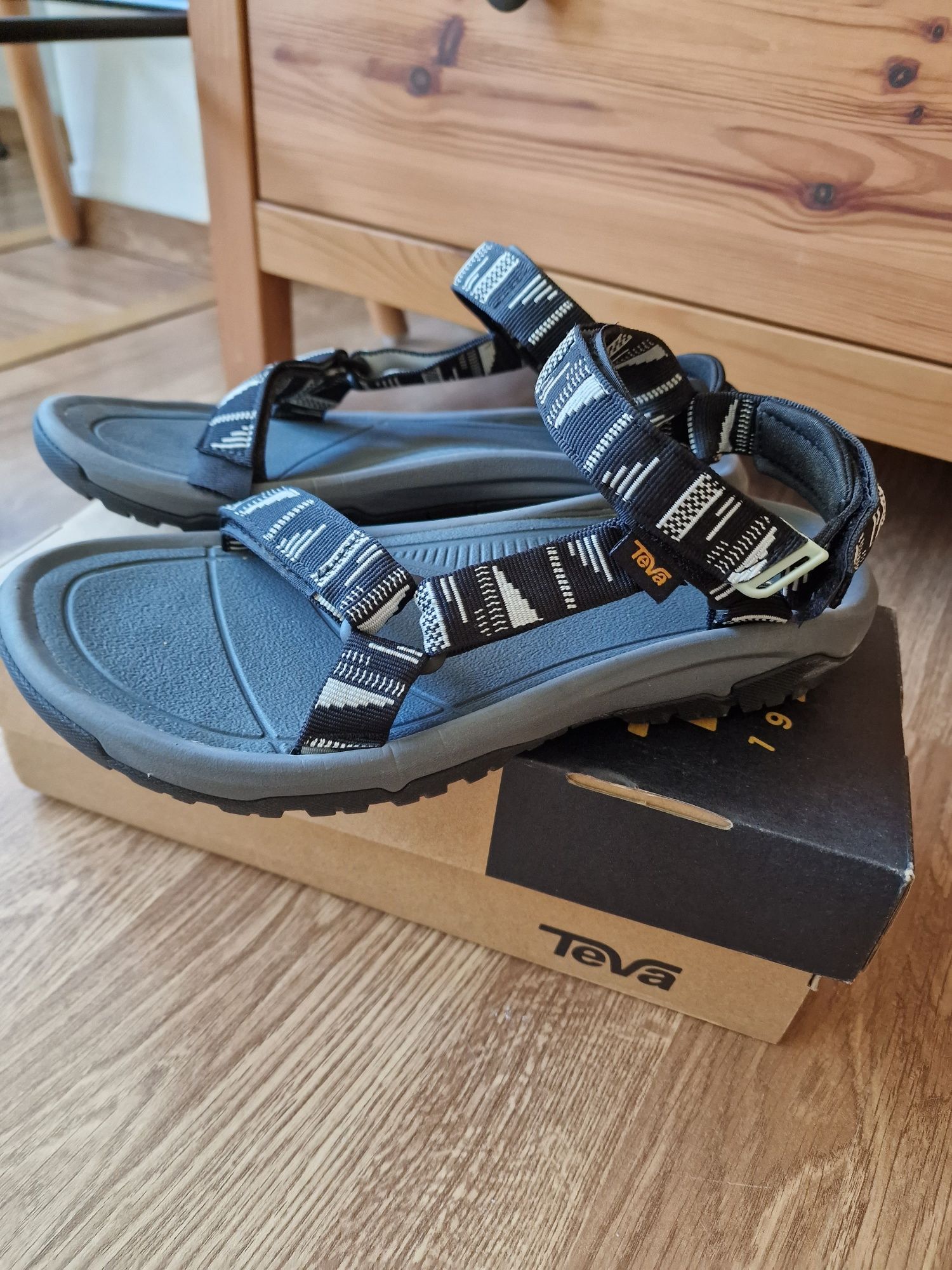 Sandalias TEVA novas