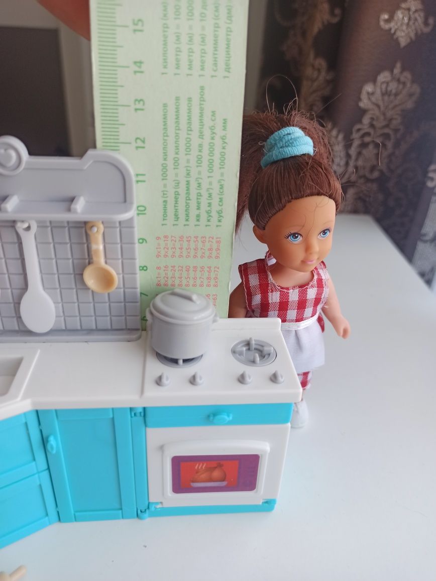 Кухня маленька з лялькою