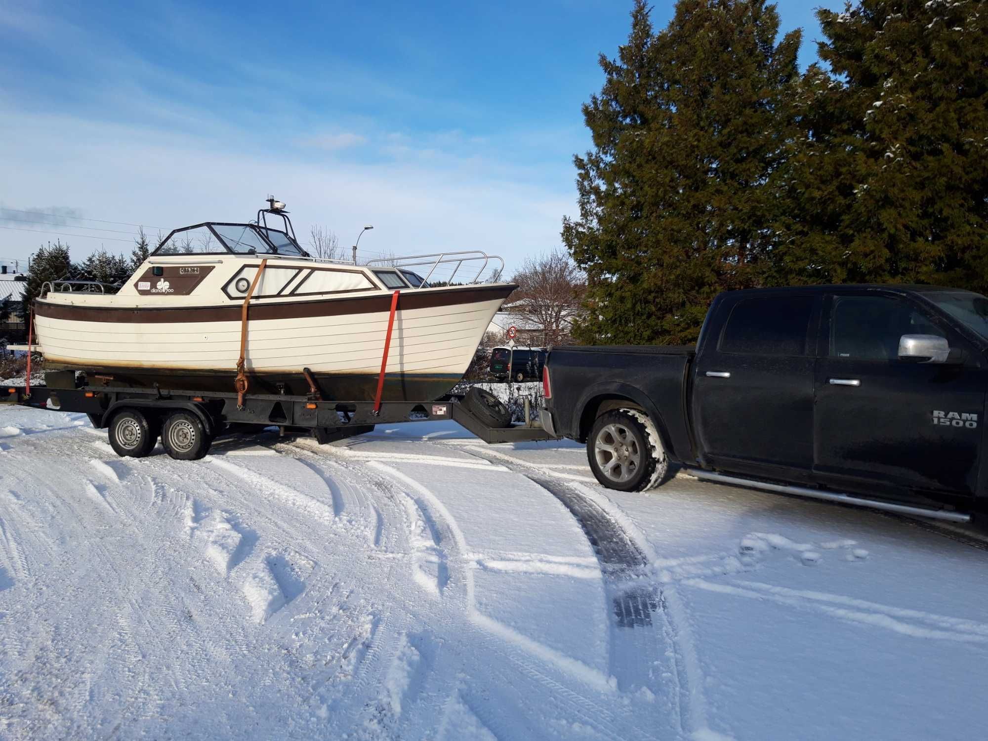 Transport jachtów i łodzi motorowych.