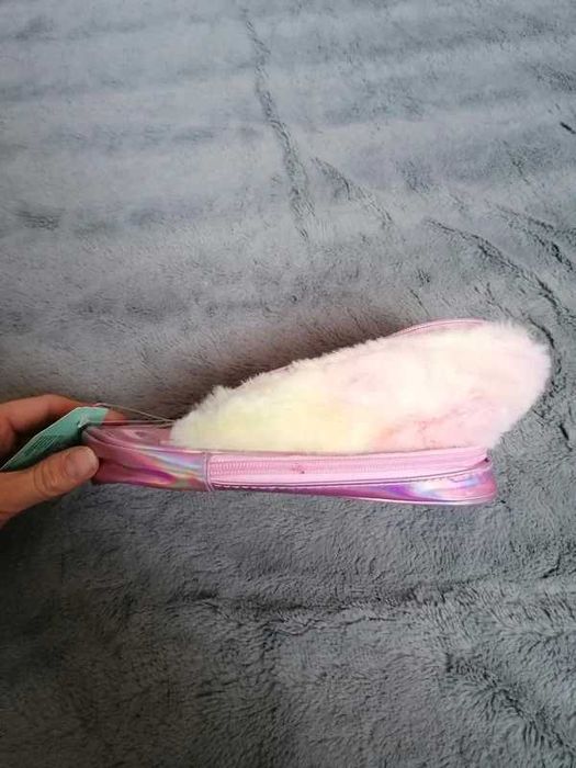 Piórnik w kształcie buta futerkowe odcienie różu