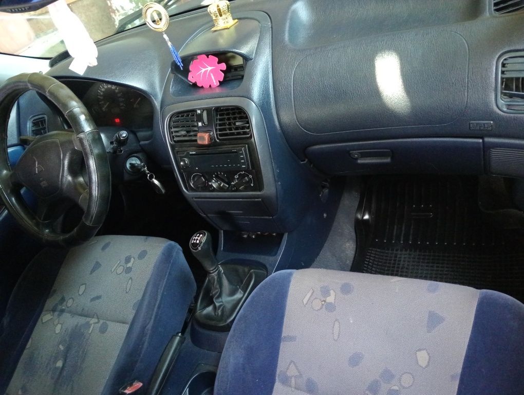 Легковий автомобіль mitsubishi
