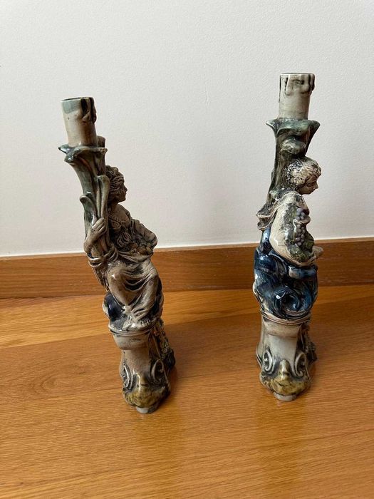 Estatuetas em porcelana com suporte para vela
