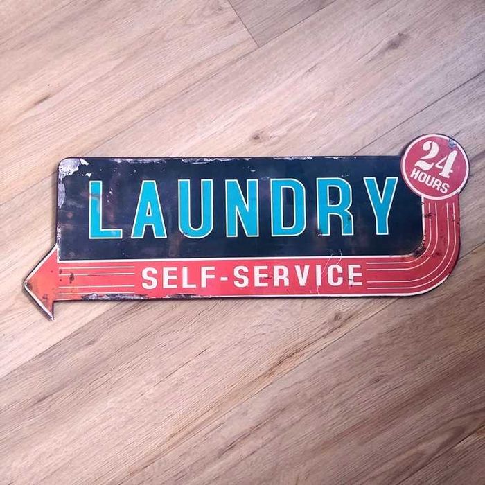 Placa em chapa com inscrição Laundry 56x23cm