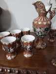 Caneca com 6 copos com gravuras em alto relevoo