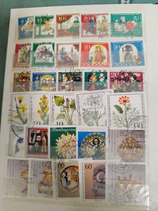 Classificador com 359 selos diferentes Berlim Ocidental