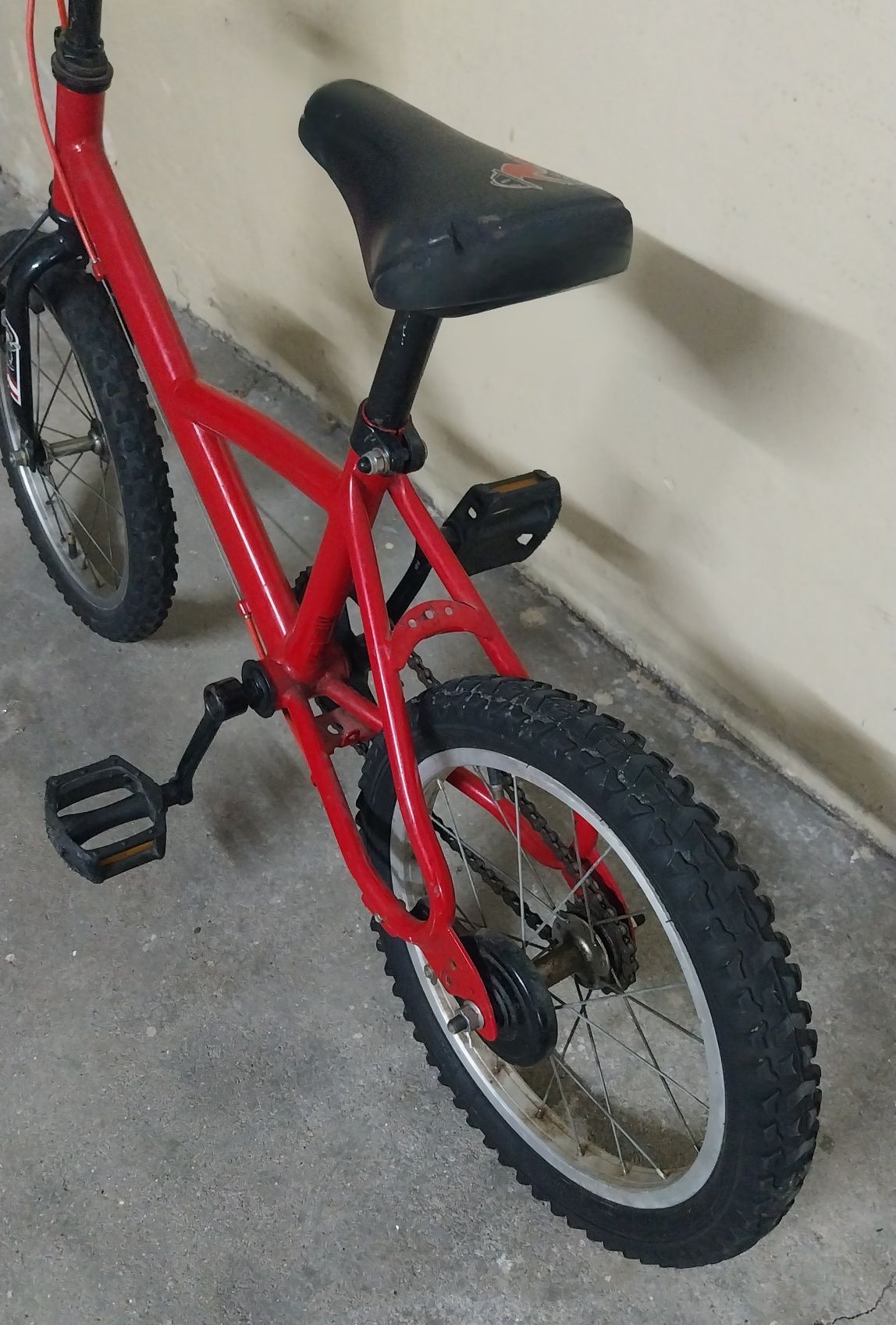 Bicicleta de Criança, roda 14, com pneu novo e punhos novos
Esta em óp