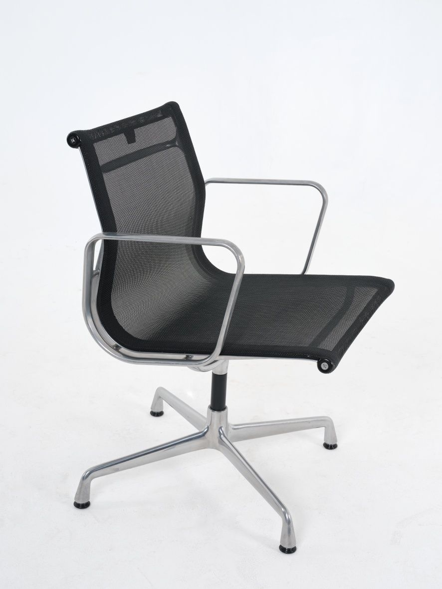 Cadeira EA108 da Vitra